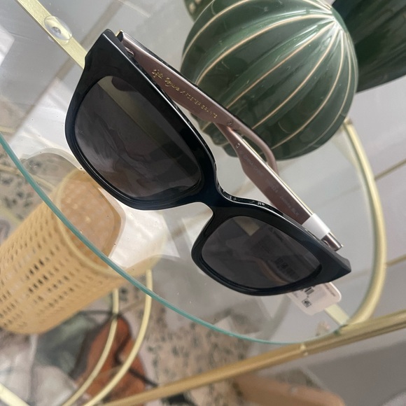 Jessica Simpson Accessories - Sofia Vergara sunglasses